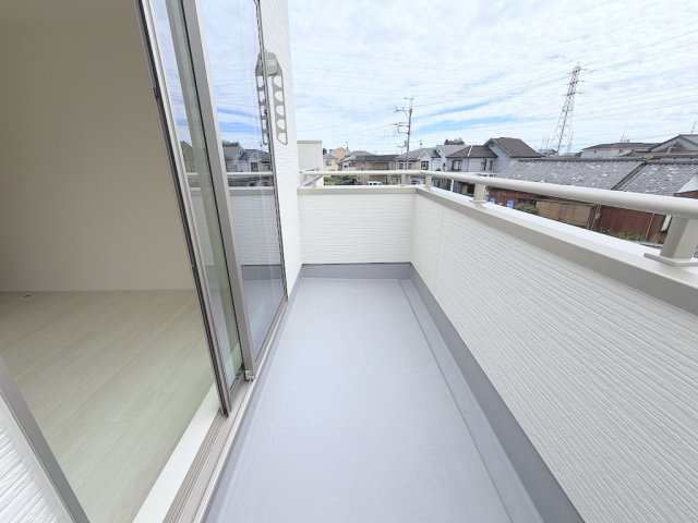 【Livele Garden】青梅市今井第2のバルコニー|広さにゆとりのある開放的なバルコニー。洗濯物をたっぷり干せるほか多目的に使えます。
