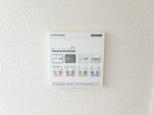 【Livele Garden】青梅市今井第2の冷暖房・空調設備|湿気をすばやく除去しカビを防ぐ浴室換気機能。雨の日の部屋干しや暖房機能も便利です。
