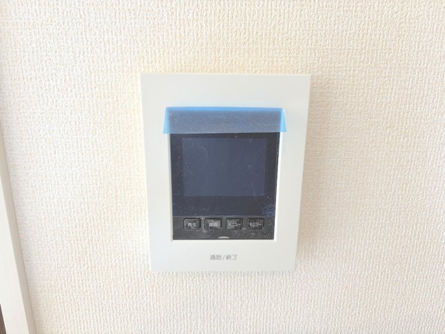 【Livele Garden】青梅市今井第2の防犯設備|来訪者の顔を室内から確認できるモニター付きインターホン。防犯面に配慮された設備です。
