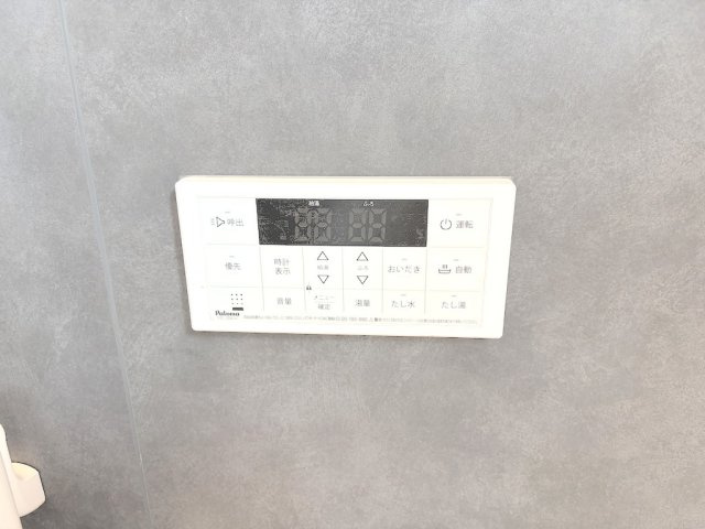 【Livele Garden】青梅市今井第2の発電・温水設備|ワンタッチでお湯張りや保温の操作ができる給湯リモコン。毎日のバスタイムも快適です。
