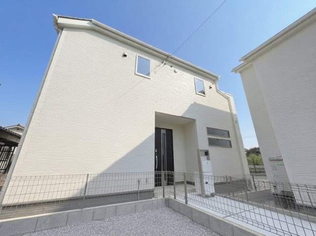 【Livele Garden】青梅市今井第2の外観|ホワイトのお洒落な新築分譲住宅の外観写真です。 明るい日差しの中で、洗練されたデザインが目を引きます。駐車場スペースもあり、快適な生活が想像できる物件です。