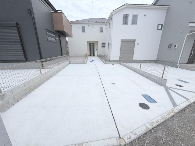 【Livele Garden】青梅市今井第2の駐車場|お車を2台所有の方も安心の縦並列駐車スペース。日常使いからセカンドカーまで快適に駐車できます。 
