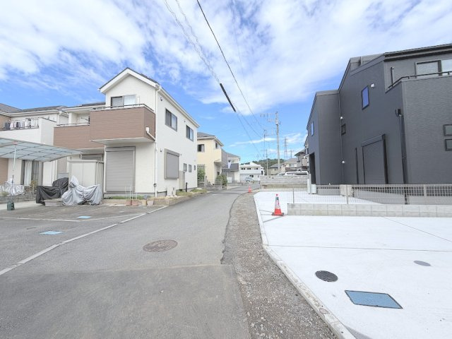 【Livele Garden】青梅市今井第2の前面道路含む現地写真|車どおりの少ない前面道路です。運転が苦手な方も安心して駐車できます。
