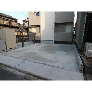 GRANDTIC 志賀本通南の駐車場