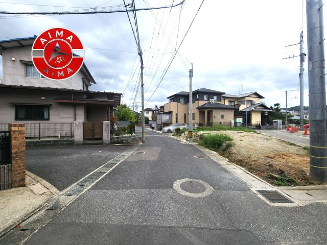 福岡市南区柳河内1丁目第2-1棟（1号棟）の前面道路含む現地写真|前面道路は閑静な住宅地をはしる車通りの少ない道路。お車の出し入れが苦手なママや小さなお子様にも安心ですね。しっかり舗装もされているので、ベビーカーや自転車で通っても快適に通行できます。