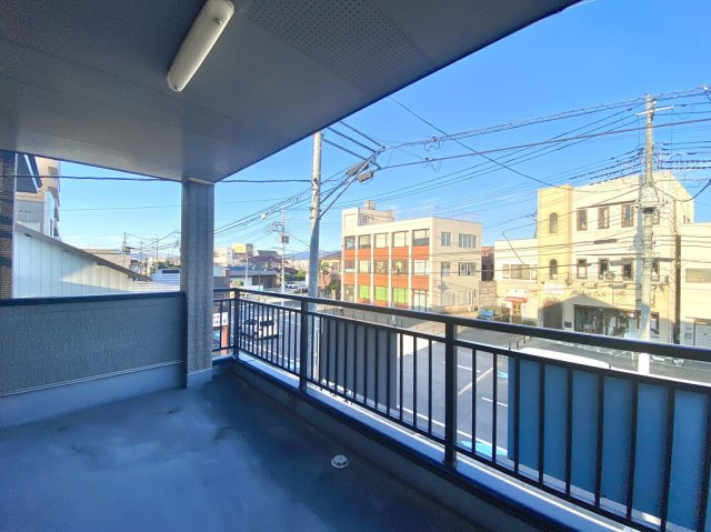 【中古戸建】高崎市大橋町のバルコニー|■バルコニー｜プライバシーが守られたインナーバルコニーは、くつろぎの空間としても、アウトドアの空間としても活躍をしてくれます。