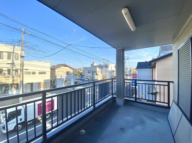 【中古戸建】高崎市大橋町のバルコニー|■バルコニー｜沢山の洗濯物も天候に左右されず干せますし、休日にはソファーを置いてゆっくり過ごすことも可能です♪一目を気にせず皆でバーベキューもいいですね♪