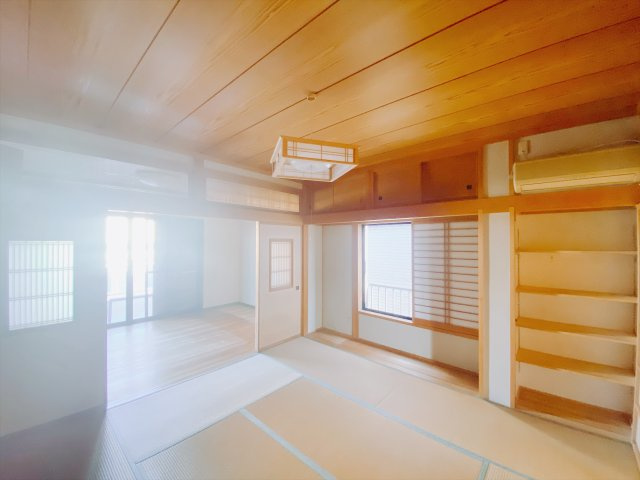 【中古戸建】高崎市大橋町の和室|■和室｜意外と場所をとるアイロンがけや、お洗濯物を畳むときにも広々と使うことができ、ちょっと一休みしたいとき、すぐに横になれるのも魅力です♪