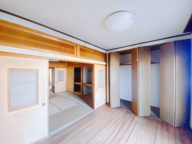 【中古戸建】高崎市大橋町の洋室|■洋室｜お子様の一人部屋にピッタリな洋室。木のぬくもりを感じるフローリングは、天然木の味わいが時とともに深みを増していきます。また、傷にも強く、フリーワックスでお手入れもラクラクです♪