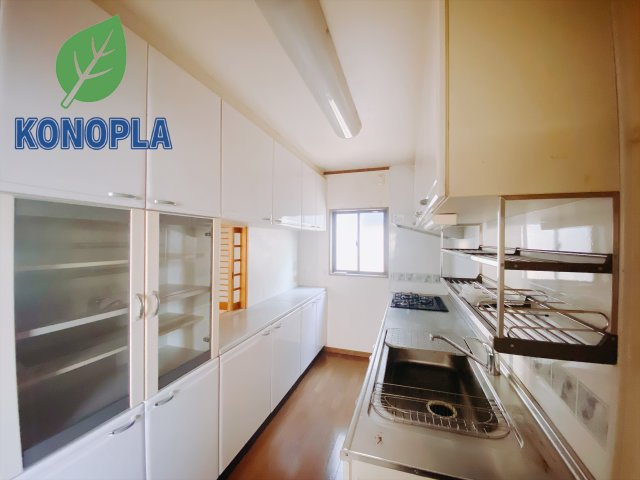 【中古戸建】高崎市大橋町のキッチン|■キッチン｜ワークトップの幅が広く、お子様といっしょにお料理をつくったり、ちょっとしたパーティーも楽しめます。フラットなのでお掃除がしやすいのもポイントです♪