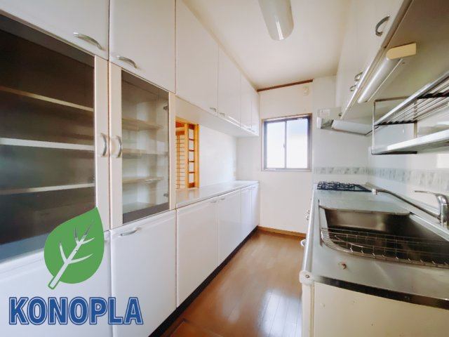 【中古戸建】高崎市大橋町のキッチン|■キッチン｜大きなお鍋や調理用具のも出し入れラクラクな収納がたっぷり！毎日使う場所だからこそ、無理のない姿勢で作業できるのは嬉しいポイントですね(*＾＾*)♪