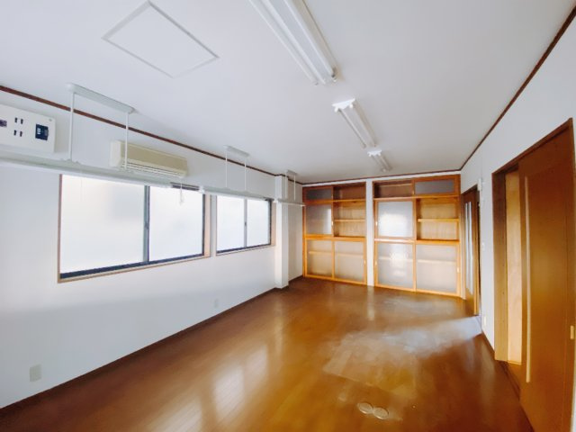 【中古戸建】高崎市大橋町の居間・リビング|■洋室｜時の流れと共に陽射しは装いを変え空間に新たな彩りを与えます。一日中家に居ても飽きることなく過ごすことができる素敵な空間です♪