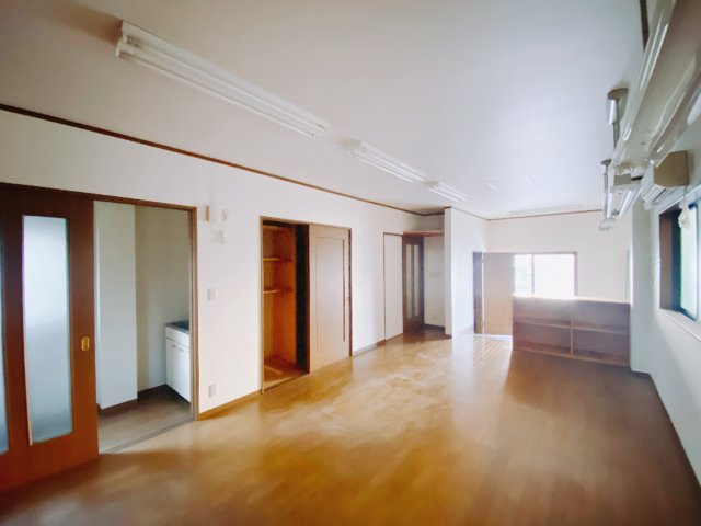 【中古戸建】高崎市大橋町の居間・リビング|■洋室｜陽当たり良好のリビングダイニング♪賃貸では叶わなかった、お友達とのホームパーティや大音量で映画やテレビを楽しむことができます(*^^*)