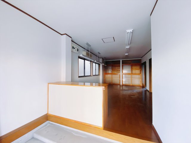 【中古戸建】高崎市大橋町の玄関|■玄関｜「玄関から、我が家を心地よく。自然の風や光を感じられる気持ちのいい玄関へ。」永く居心地のいい暮らしを演出する快適性能と安心を両立させたドアを採用しました！