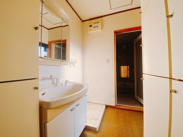 【中古戸建】高崎市大橋町の独立洗面台|■洗面室｜大きな鏡で朝の身支度もラクラク♪毎日の忙しい準備が楽しくなる洗面所です(^^♪