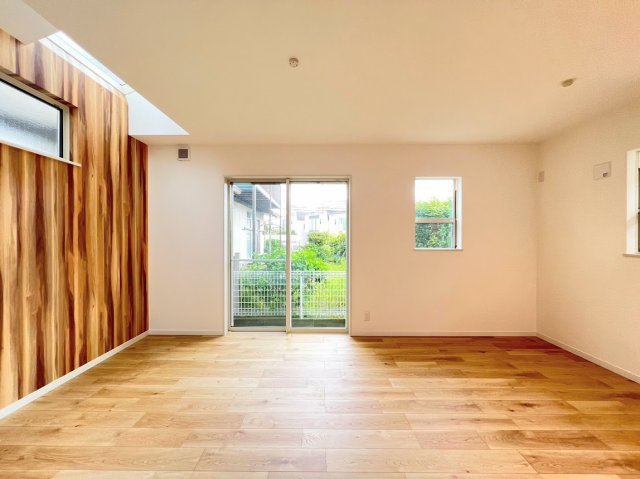 栄区野七里2丁目　新築戸建て　第１の洋室|［モデルハウス］◆室内はいつも明るい印象なので気持ちの良い朝を迎えられます。各部屋にはクローゼットを完備しており、収納が多いお家はすっきりして快適空間です。