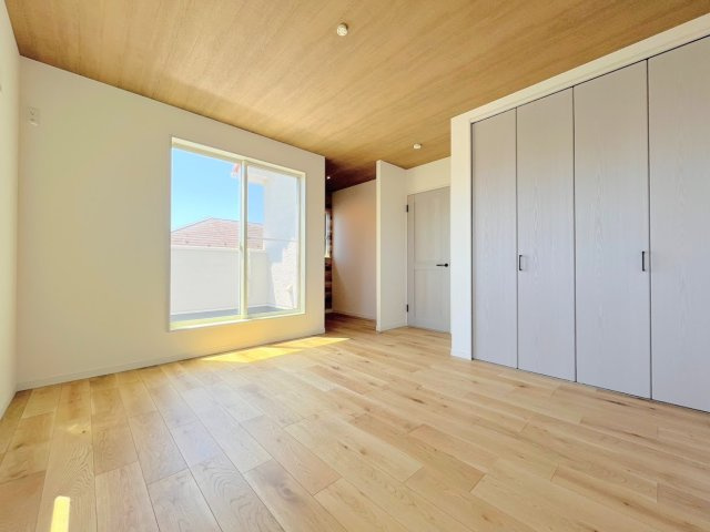 栄区野七里2丁目　新築戸建て　第１の洋室|［モデルハウス］◆柔らかい陽光が差し込む明るいお部屋を演出する設計。彩光の取れる窓が気持ちの良いお部屋を創り上げます。