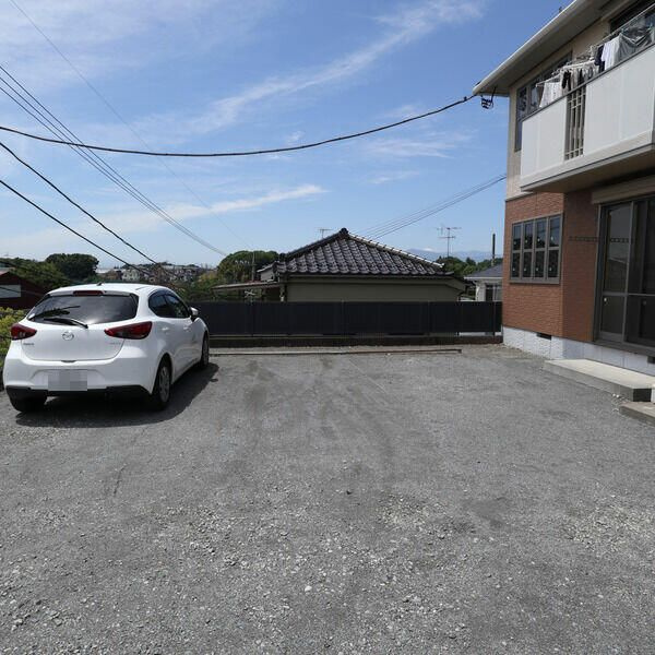 ガーデンヒルズの駐車場
