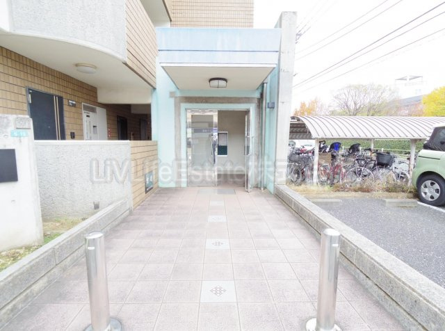 小平市小川東町５丁目の賃貸マンションのエントランス
