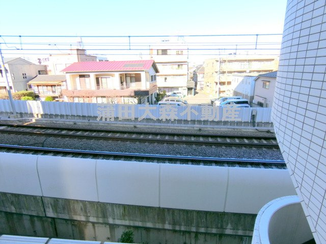 セジョリ蒲田イーストのその他共用部分|玄関通路側は京急空港線の線路ですが、玄関側となり
居室での音は個人差あるので言いきりはできませんが、差ほど気になりません。