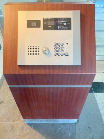 オートロックです。（※別室写真参照）