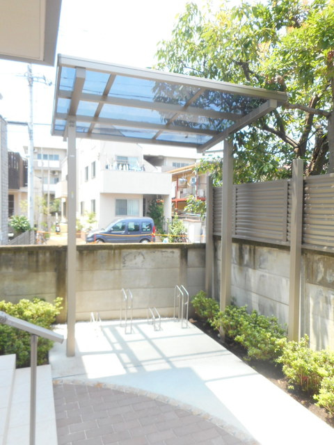 カーサスピーゴラのその他共用部分|屋根付き駐輪場
