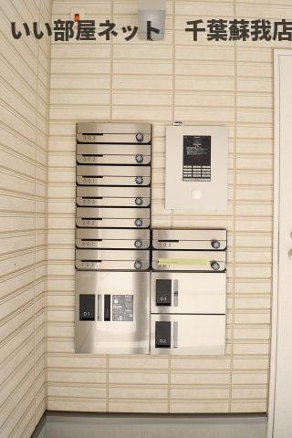 Ajour蘇我06のエントランス|宅配ボックスがあると、自分の時間を有効活用できますね！
同メーカー施工イメージ画像です！