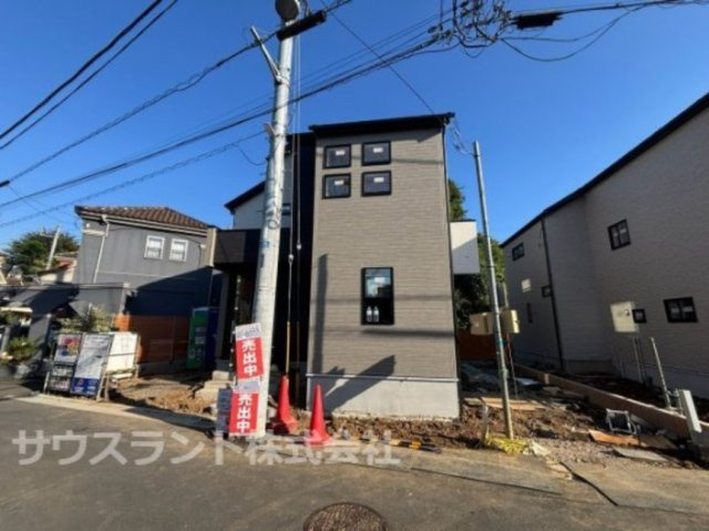 八王子市寺田町 新築戸建ての外観|陽光を効率よく取り込めるよう窓の位置や形にこだわった外観デザインです。すっきりとしたシルエットで、長く住み続けても飽きのこないシンプルで質感の高い仕上がりです。
