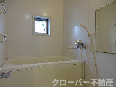 パインテイル D棟の浴室