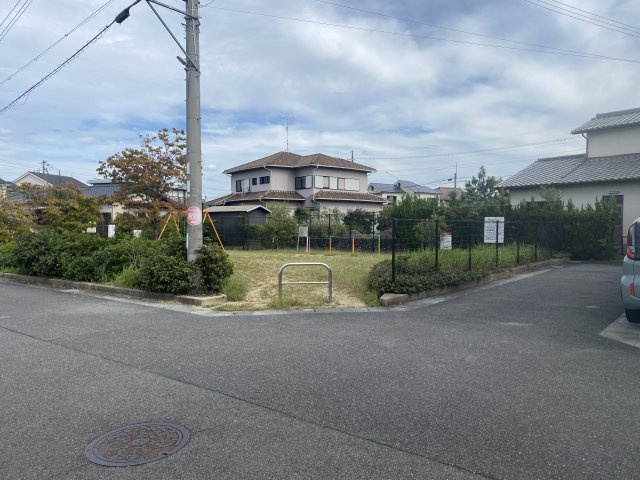 京田辺市大住関屋売り土地の前面道路含む現地写真|B号地の隣地は公園なので明るく解放感があります。