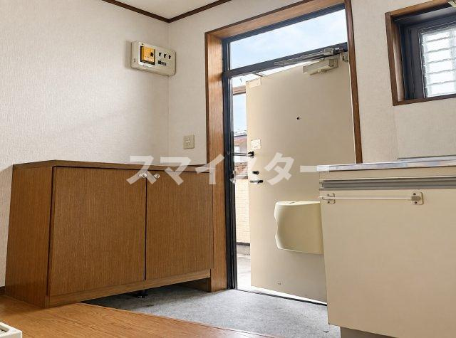 市川市南八幡５丁目のアパートの玄関
