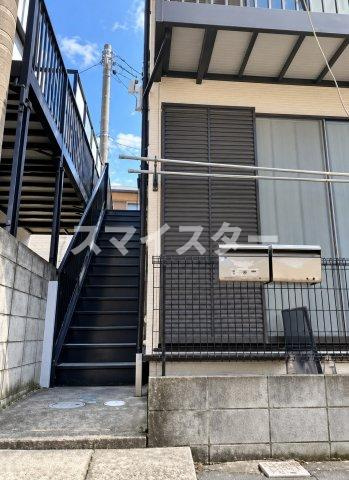 市川市南八幡５丁目のアパートのエントランス