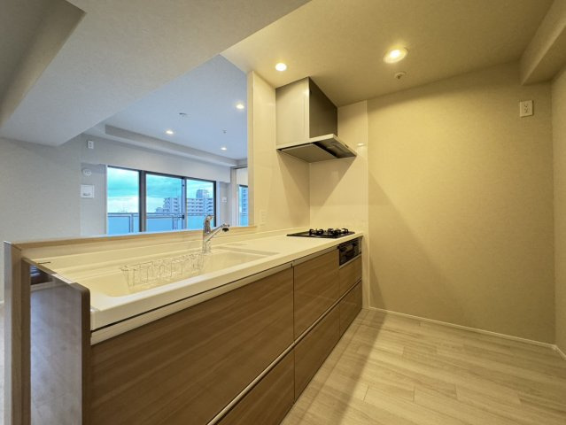 ワコーレ神戸灘タワーのキッチン|壁が少なくリビングやダイニングと一体感が生まれ、部屋全体が広く感じられます。インテリアの一部としてキッチンが演出されますのでオシャレな空間になります。