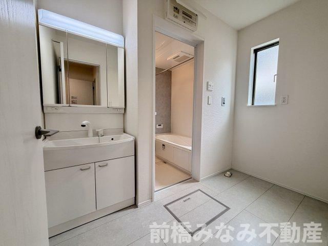 【新築】前橋市光が丘町　B号棟(全２棟)　ハートフルタウン　新築建売分譲の独立洗面台|独立洗面台、小物を置くことができて便利です