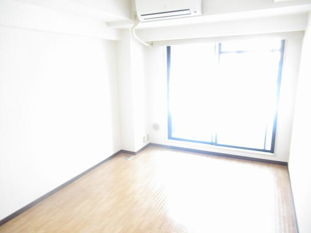 ドゥエリング等々力の居間・リビング|同建物、別部屋の写真を使用し…