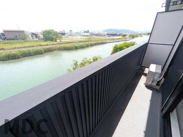 ピースカレイドA棟のバルコニー