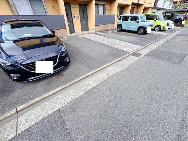 クローバーハイツAKIの駐車場