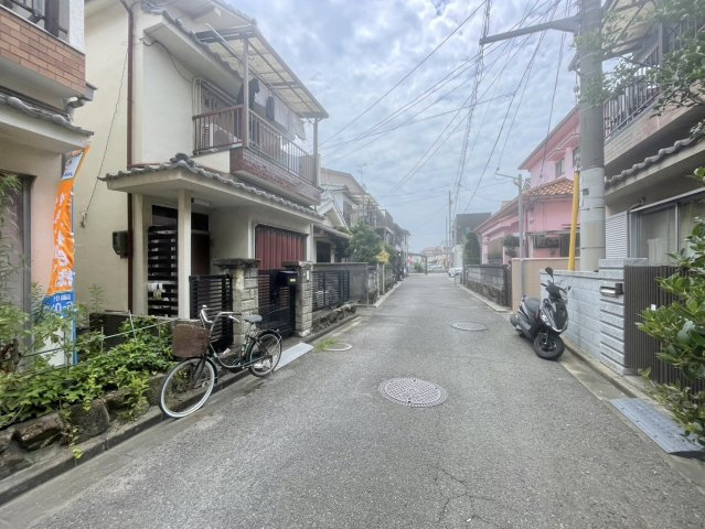 松原市北新町４丁目の中古一戸建の前面道路含む現地写真|自己居住用としてはもちろん、賃貸用・収益用としてもご検討いただけます。