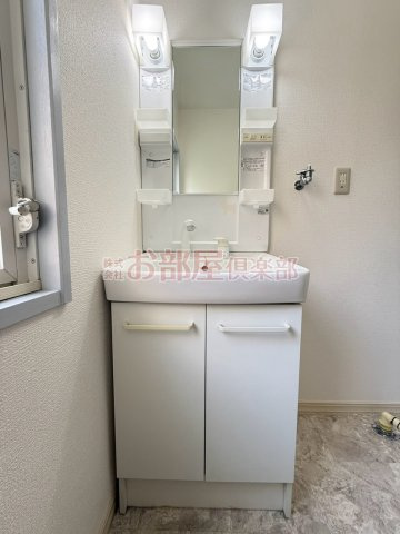 国分ガーデンハイツの洗面所|明るい洗面所です