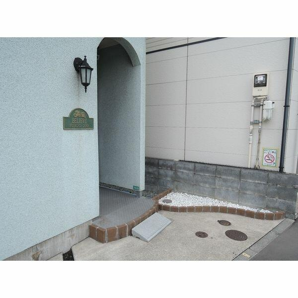 狛江市中和泉５丁目のアパートのエントランス