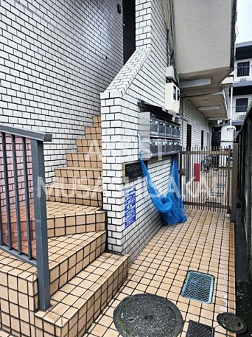 マンションオークラ境のエントランス