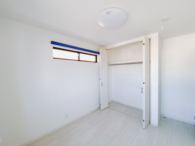 【中古戸建】前橋市青柳町の洋室|■洋室｜ナチュラルカラーの床です。模様替えなどとても楽しく工夫できます♪陽当たり、風通しもとても良いので毎日快適な生活スタートです！子供部屋にも良いですね♪