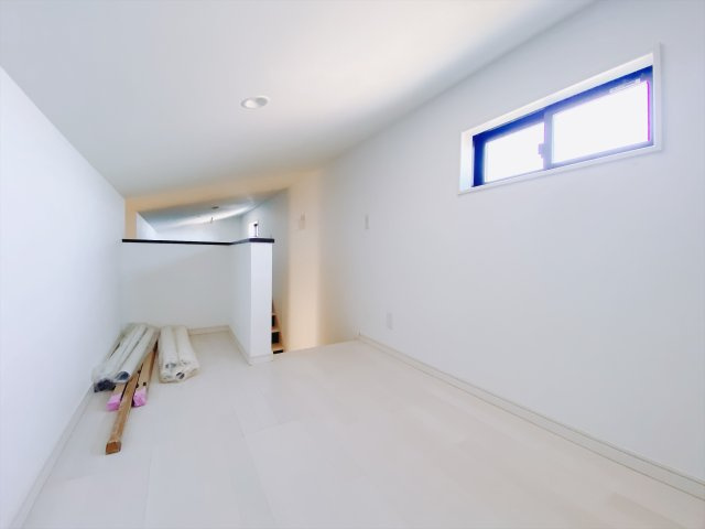 【中古戸建】前橋市青柳町の洋室|■洋室｜縦に長い窓が特徴的な2階の一室。建売では珍しいおしゃれなデザインです♪　大きな収納があるのでいつでも部屋がすっきりと片付きます*。