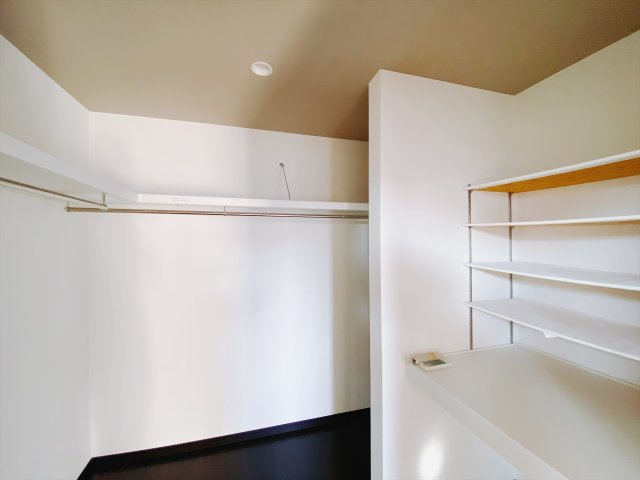 【中古戸建】前橋市青柳町の収納|■WIC｜お気に入りのお洋服もシワを作らずきれいに管理ができる夢のウォークインクローゼット！今お使いの収納ケースもスッポリそのまま収まる広さです♪