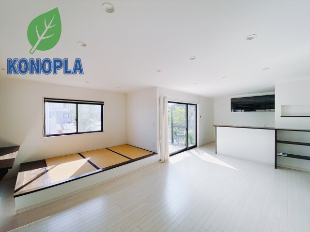 【中古戸建】前橋市青柳町の居間・リビング|■リビング｜時の流れと共に陽射しは装いを変え空間に新たな彩りを与えます。一日中家に居ても飽きることなく過ごすことができる素敵な空間です♪
