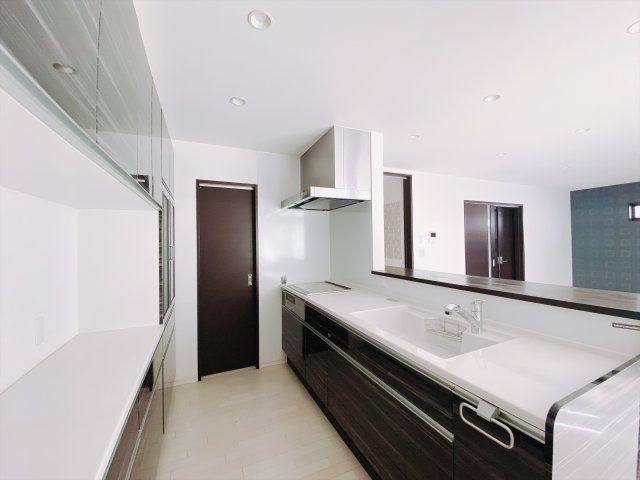 【中古戸建】前橋市青柳町のキッチン|■キッチン｜作業がはかどる広々カウンタースペース。会話がはずむ「オープンキッチン」なので家族とのコミュニケーションも活発になります。