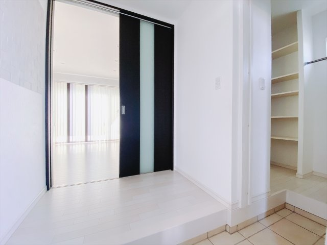 【中古戸建】前橋市青柳町の玄関|■玄関｜ご家族の靴がたくさんしまえる下駄箱付き。お子様の靴がこれから増えても安心な大きさです。