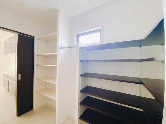 【中古戸建】前橋市青柳町の収納|■SIC｜土間続きの収納♪靴はもちろん、汚れやすいベビーカーやアウトドア用品など拭かずにしまえてうれしい♪アクセントクロスでおしゃれな印象もプラス☆彡