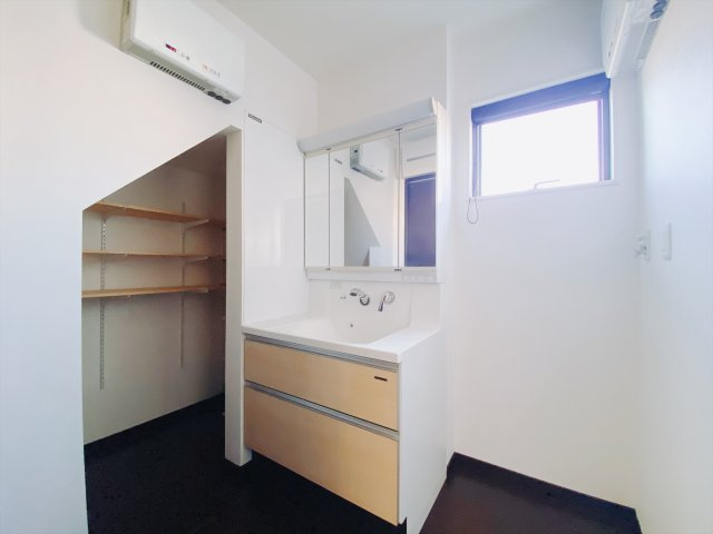 【中古戸建】前橋市青柳町の独立洗面台|■洗面室｜大きな鏡で朝の身支度もラクラク♪毎日の忙しい準備が楽しくなる洗面所です(^^♪