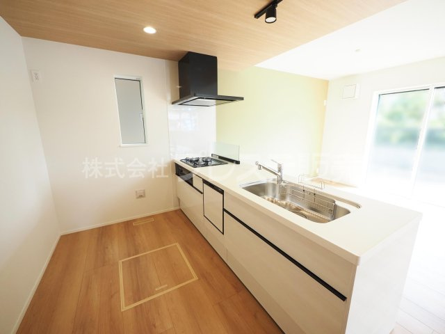 大和郡山市北郡山町の新築一戸建のキッチン|現地写真（キッチン）人気のフルフラットキッチン♪食器洗い乾燥機＆浄水器を標準装備！